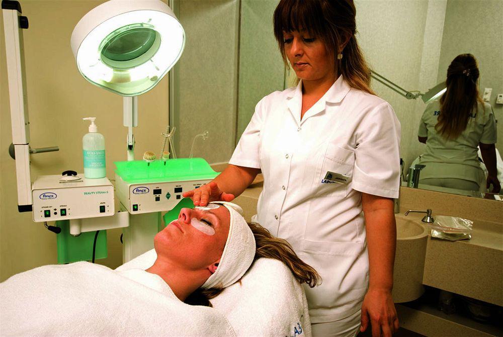 Eser Premium Hotel & Spa Büyükçekmece Eksteriør bilde A cosmetologist at work
