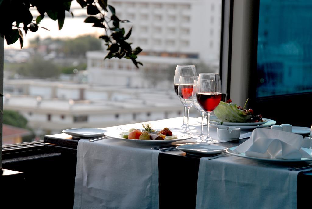 Eser Premium Hotel & Spa Büyükçekmece Eksteriør bilde A table set for dinner
