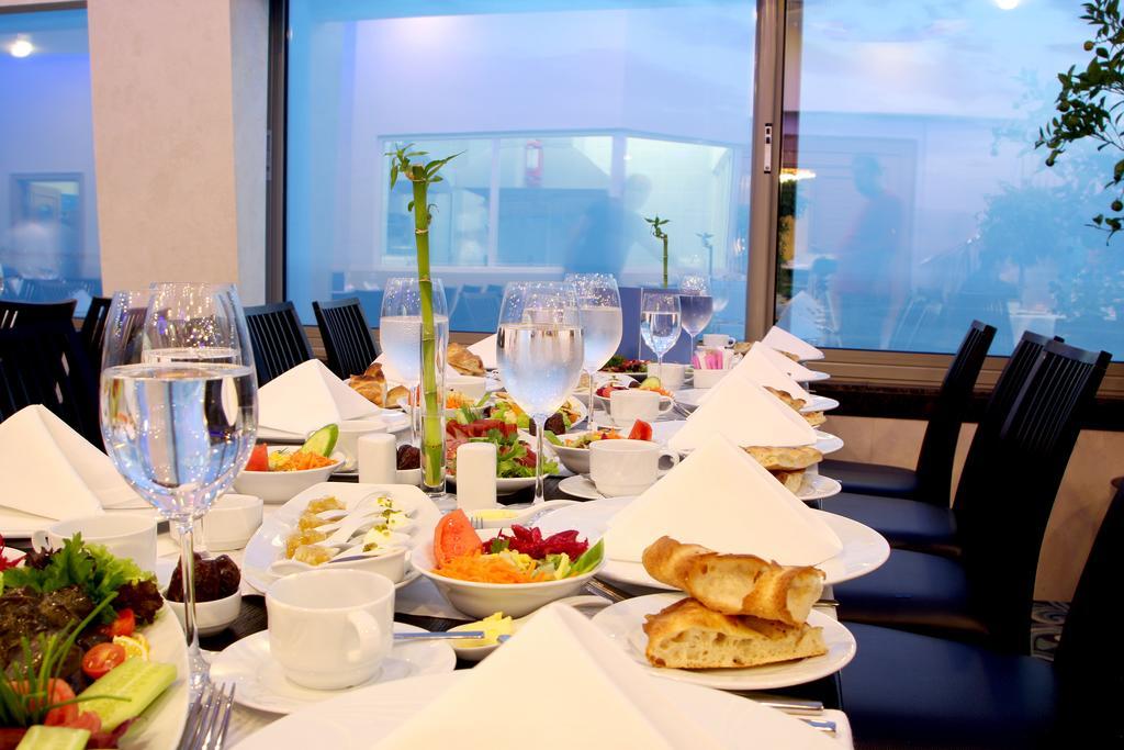Eser Premium Hotel & Spa Büyükçekmece Eksteriør bilde A table set for a meal