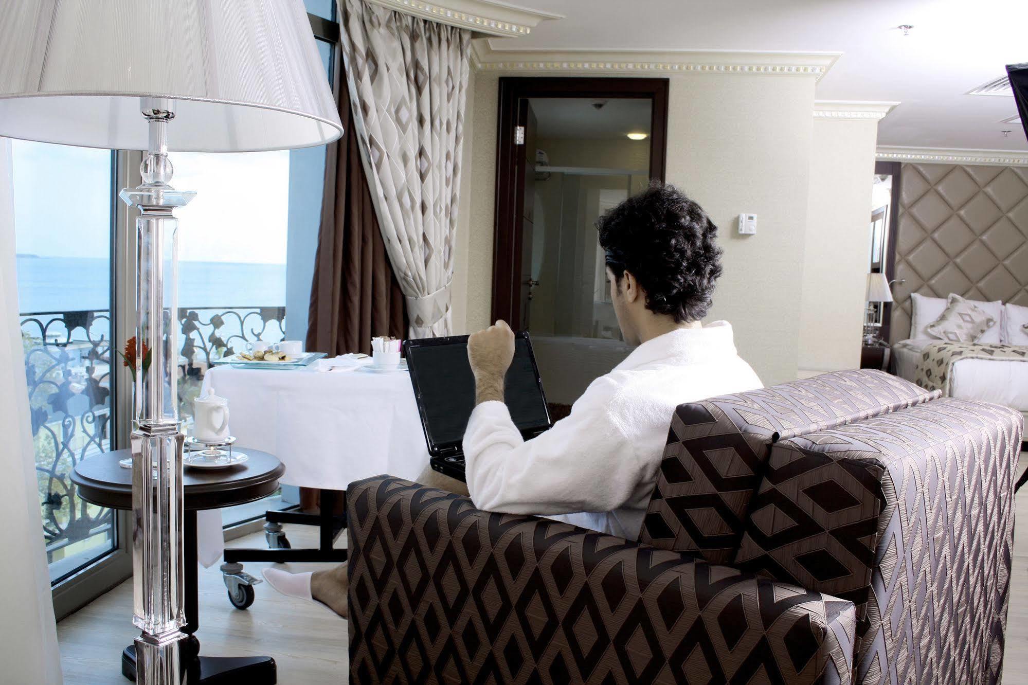 Eser Premium Hotel & Spa Büyükçekmece Eksteriør bilde A guest using the hotel's Wi-Fi service